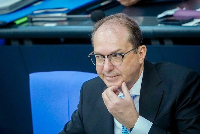 Alexander Dobrindt kratzt sich am Kinn