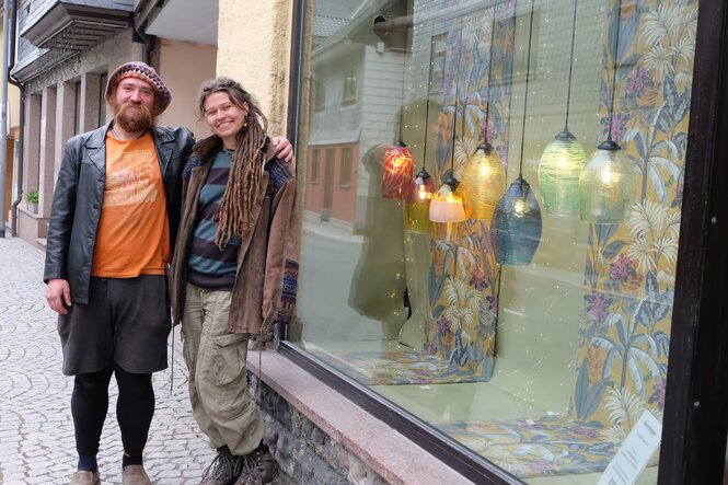 Die Glasbläser Anton Müller-Lob und Fenja Lüderitz vor ihrem Laden