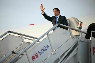 US-Außenminister Marco Rubio winkt vor dem Boarding seines Flugzeugs vor dem Abflug
