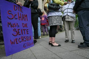 Verschiedene Gruppen demonstrieren bei einer Mahnwache anlässlich der Fortsetzung des Prozesses gegen einen 38-Jährigen m Kriminalgericht Moabit, der eine junge Frau betäubt und vergewaltigt haben soll. Sie halten ein Schild "Die Scham muss die Seite wechseln. G. Pelicot".