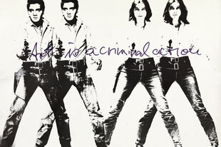 Ein künstlerisches Bild mit vier Personen in Jeans und Hemden, darunter zwei Elvis-Darstellungen und zwei Frauen, die in Coyboy-Manier ihren Revolver gezogen haben, darüber die handschriftliche Aufschrift "Art is a criminal act"