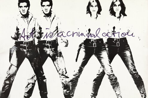 Ein künstlerisches Bild mit vier Personen in Jeans und Hemden, darunter zwei Elvis-Darstellungen und zwei Frauen, die in Coyboy-Manier ihren Revolver gezogen haben, darüber die handschriftliche Aufschrift "Art is a criminal act"