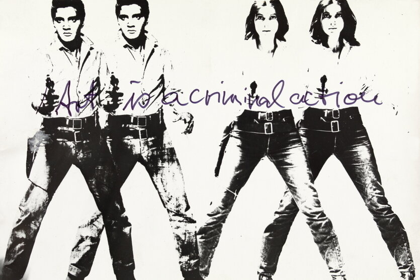 Ein künstlerisches Bild mit vier Personen in Jeans und Hemden, darunter zwei Elvis-Darstellungen und zwei Frauen, die in Coyboy-Manier ihren Revolver gezogen haben, darüber die handschriftliche Aufschrift "Art is a criminal act"