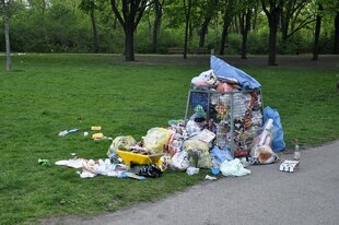 Überquellender Mülleimer in einem Park
