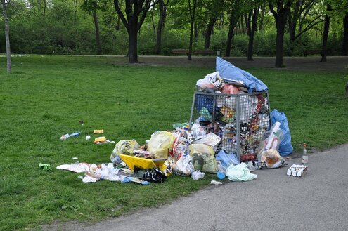 Überquellender Mülleimer in einem Park