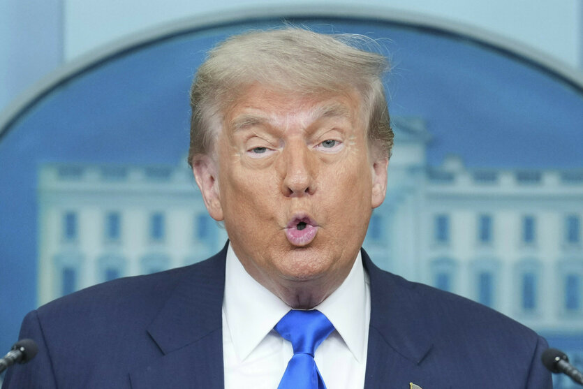 US-Präsident Donald Trump spricht im Besprechungsraum des Weißen Hauses in Washington zu den Medien