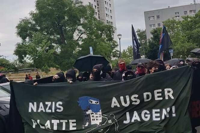 Demozug mit Plakat "Nazis aus der Platte jagen"