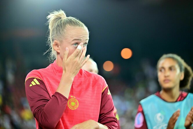 Lea Schüller nach dem Abpfiff.