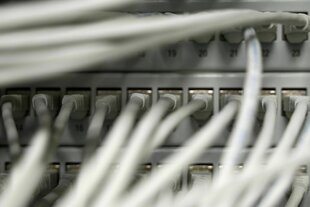 Kabel stecken in einem Rechner