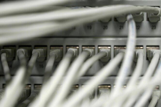 Kabel stecken in einem Rechner