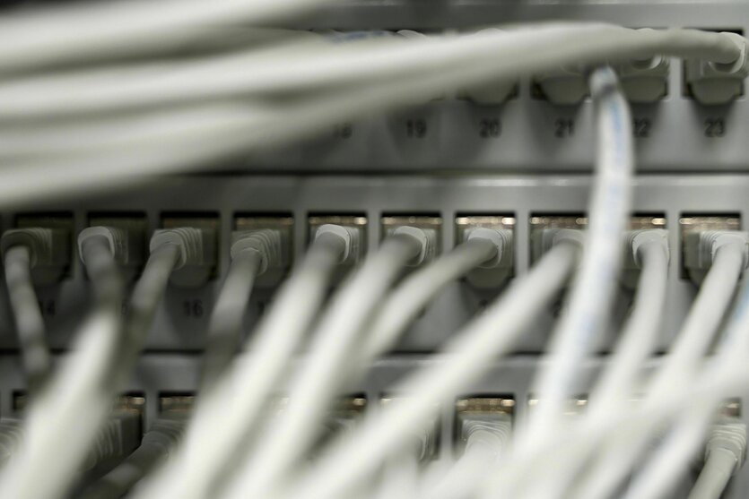 Kabel stecken in einem Rechner