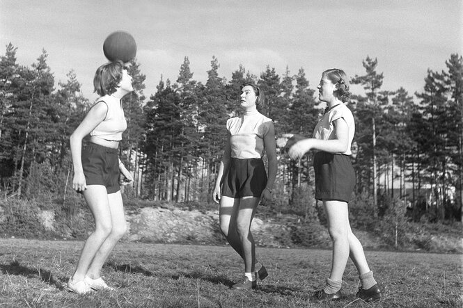 Drei schwedische Fußballerinnen beim Training im Jahr 1951