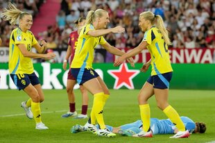 Schwedische Fußballerinnen jubeln nach einem Tor gegen Deutschland
