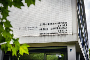 Fassade des Otto-Suhr-Instituts für Politikwissenschaften an der Freien Universität Berlin