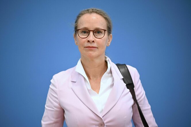 Frauke Brosius-Gersdorf steht vor einer blauen Wand