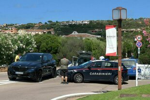 Zwei Autos auf einer Straße