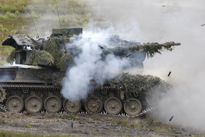 Ein Panzer bei schießt bei einer Übung.