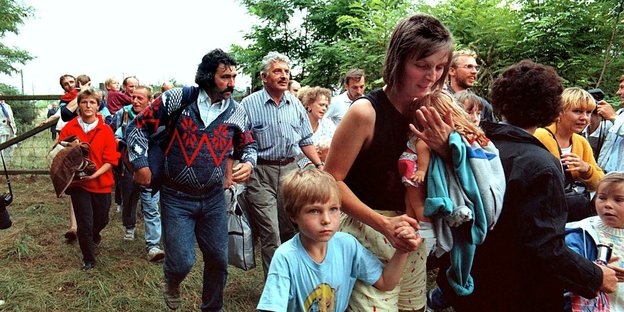 Bild von 1989: Menschen laufen gehetzt über ein Feld