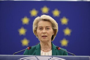 Eine Blonde Frau am Rednerpult