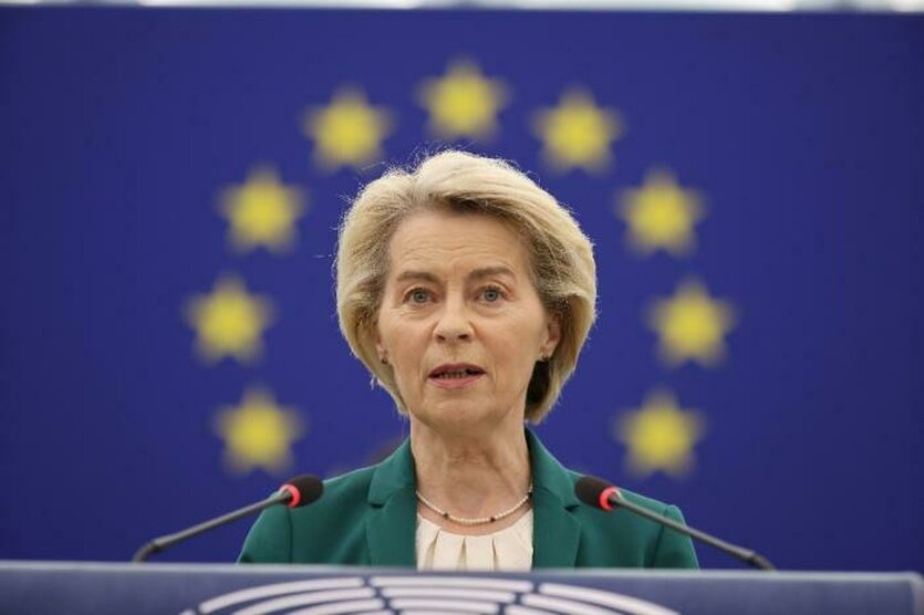 Eine Blonde Frau am Rednerpult