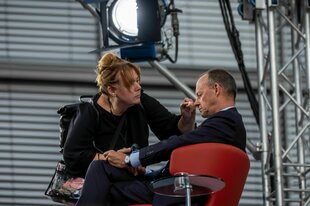Kanzler Merz wird geschminkt