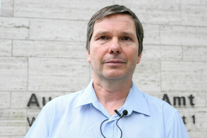 Wolfram Jarosch, der Vater von Maja T., vor dem Auswärtigen Amt in Berlin