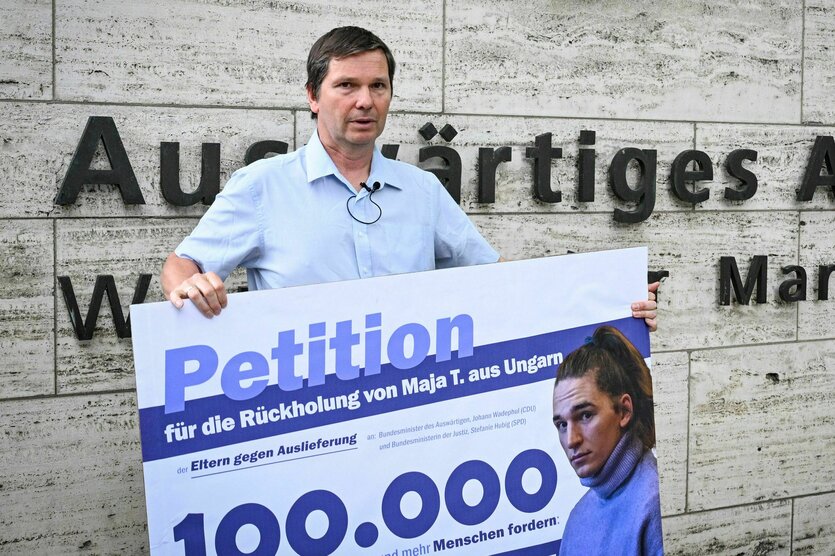 Wolfram Jarosch, der Vater von Maja T., vor dem Auswärtigen Amt in Berlin