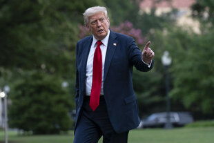 Donald Trump zeigt mit dem Zeigefinger in die Luft