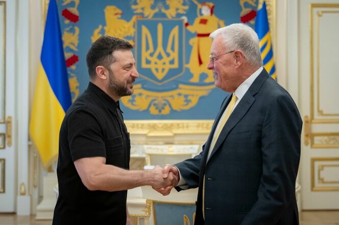 Selenskyj schüttelt Kellog die Hand