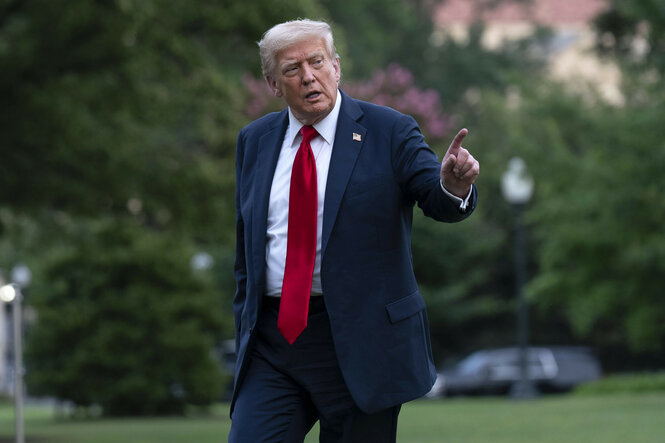 Donald Trump zeigt mit dem Zeigefinger in die Luft