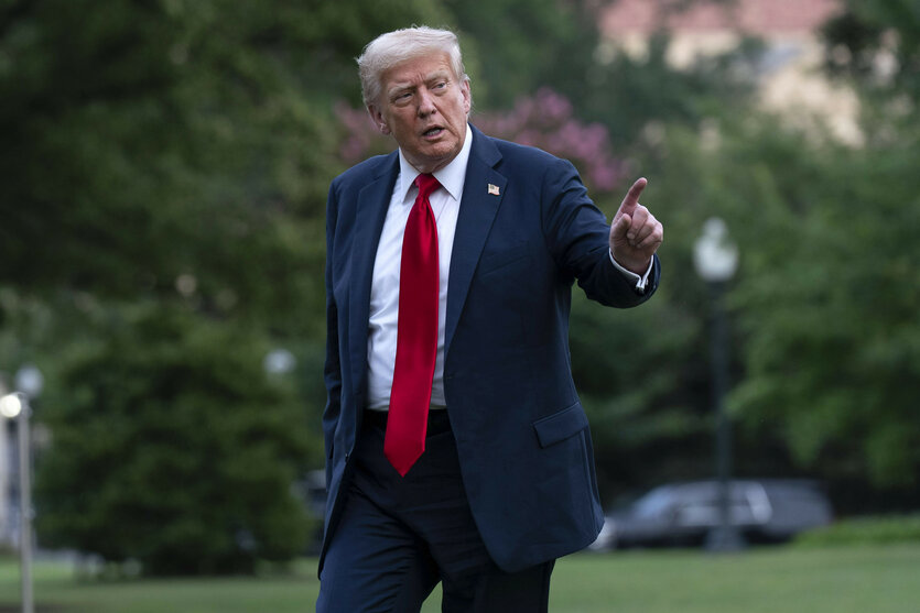 Donald Trump zeigt mit dem Zeigefinger in die Luft