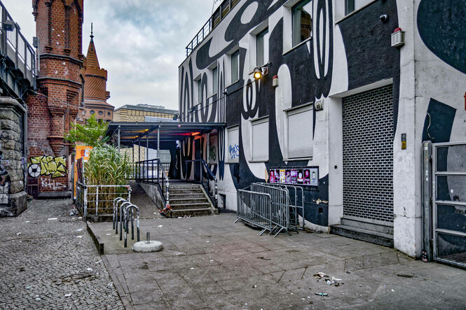 Watergate Club an der Oberbaumbrücke in Berlin-Kreuzberg von außen – er hat nach 22 Jahren Ende 2024 geschlossen