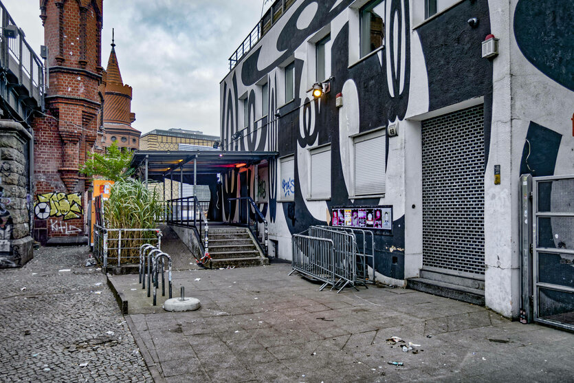 Watergate Club an der Oberbaumbrücke in Berlin-Kreuzberg von außen – er hat nach 22 Jahren Ende 2024 geschlossen