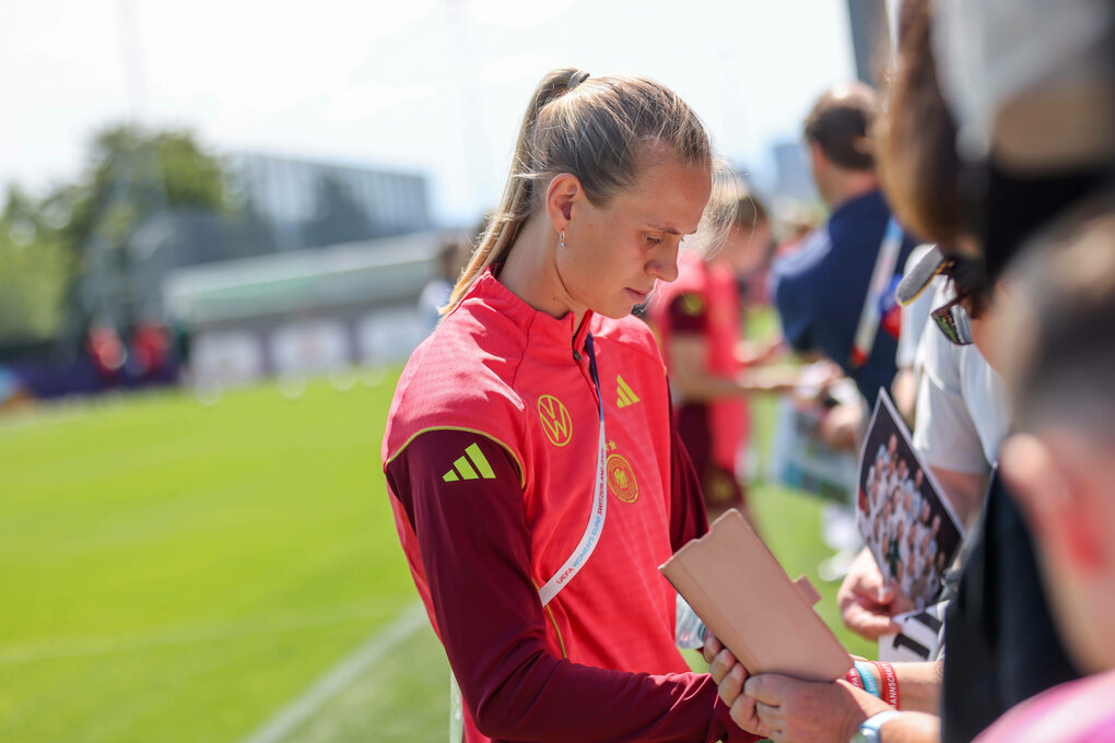 Klara Bühl gibt Autogramme