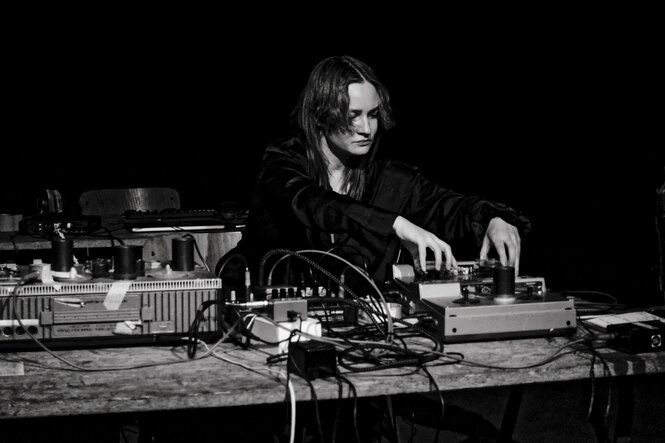 Die Musikerin Augustė Vickunaitė am Mischpult in schwarz-weiß