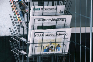 Ein Zeitungsständer mit Zeitungen