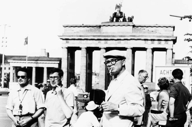 Billy Wilder vor dem Brandenburger Tor in Berlin.