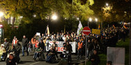 Nacht, viele Menschen laufen auf einer Straße, mit Deutschlandfahnen