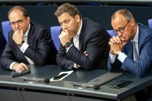Dobrindt, Klingbeil und Merz im Bundestag.