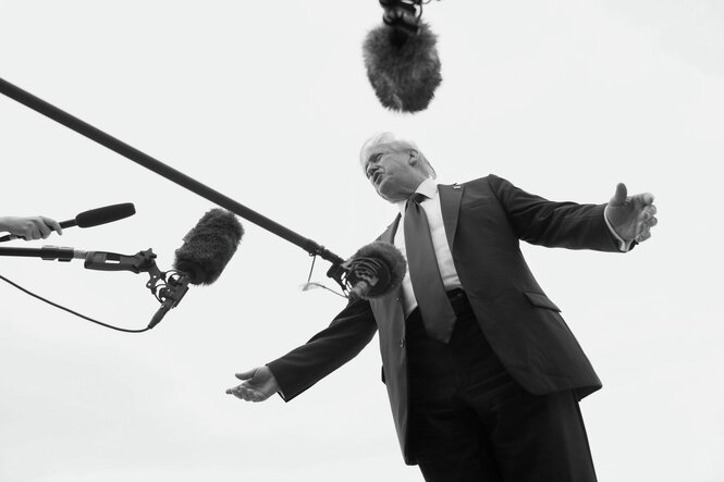 Präsident Trump vor Mikrofonen der Presse.