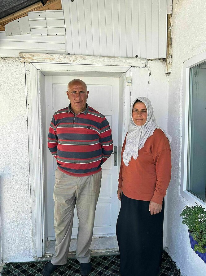 Salih und Emine stehen vor der Eingangstür eines Hauses