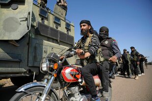 Kämpfer auf einem Motorrad.