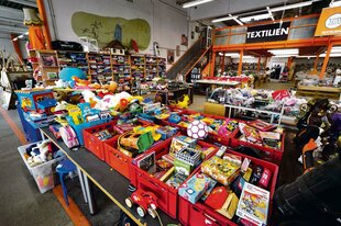 Kisten voll mit Spielzeug auf einem Tisch im Gebrauchtwarenkaufhaus in Hamburg-Wandsbek