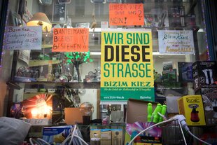 Plakat von 2017: "Wir sind diese Strasse - Bizim Kiez" gegen die Verdrängung des Haushaltswarenladens BBB – Bantelmann Betriebe Berlin in der Wrangelstrasse 86