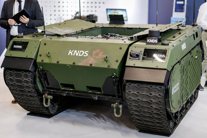 Gepanzertes Bodenfahrzeug auf einer Ausstellungsfläche