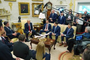 Mark Rutte und Donald Trump auf dem Sofa des Weißen Hauses, umringt von Reportern