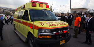 Ein Krankenwagen hält am Tatort in der jüdischen Siedlung Beitar Illit