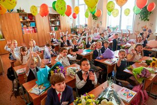 Kinder in einer russischen Schulklasse