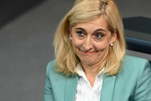 Nina Warken verzieht das Gesicht skeptisch