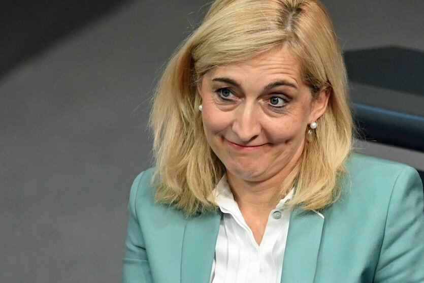 Nina Warken verzieht das Gesicht skeptisch